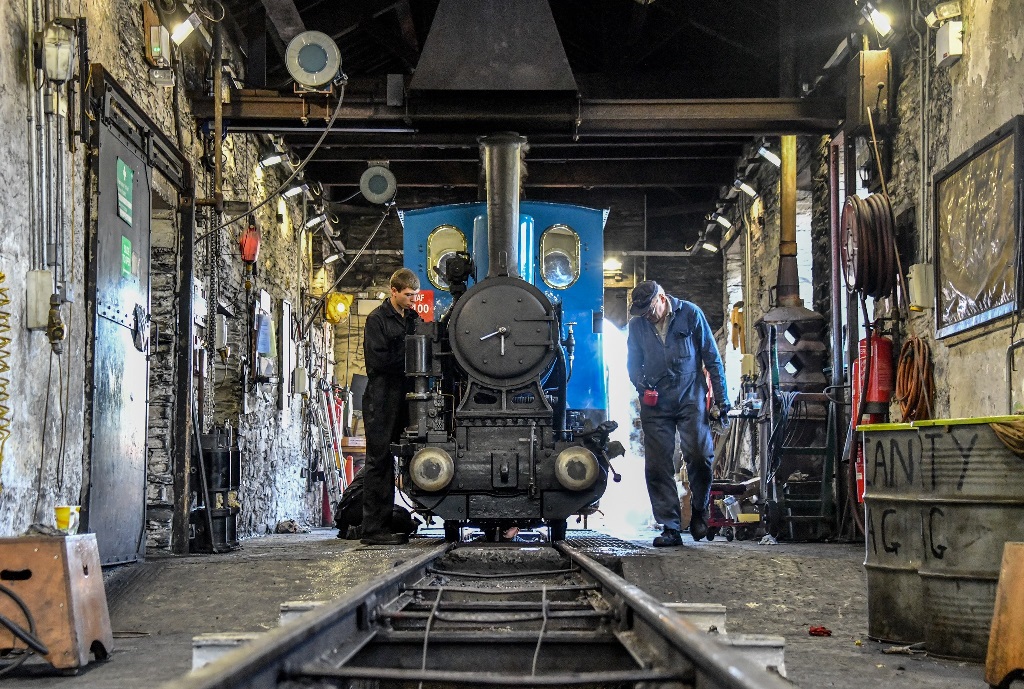 2 train crew prepare No.6 Douglas in blue RAF livery.
