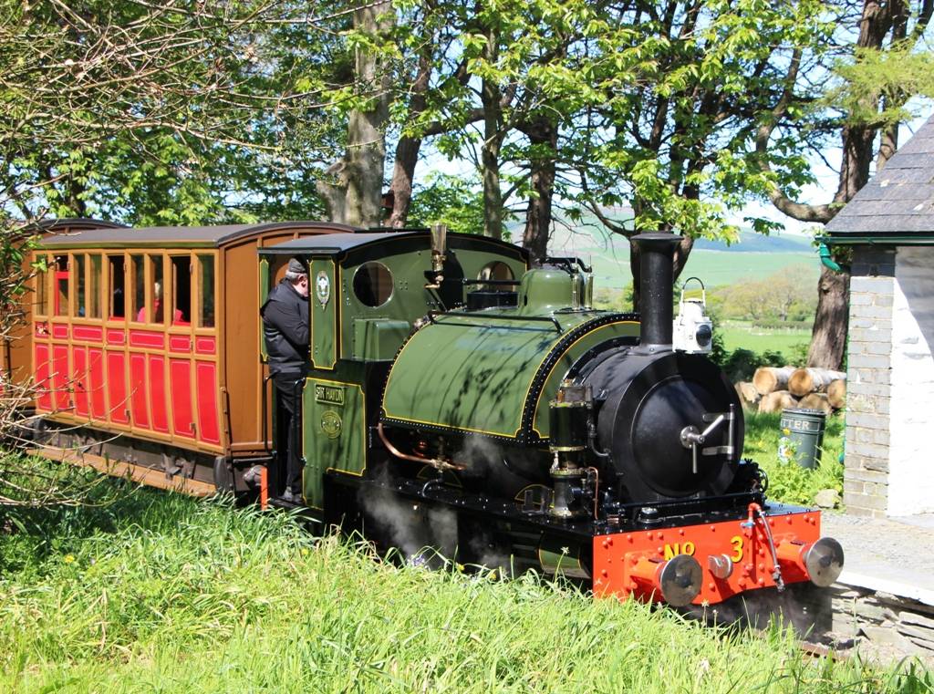 talyllyn narrow guage railway steam train mid wales snowdonia  accommodation best for 5 star b&b near